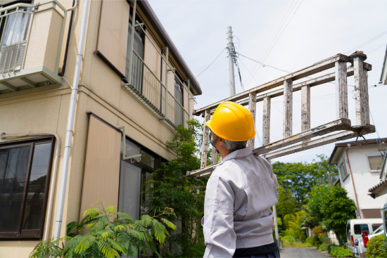 現場の事前調査を行う作業員