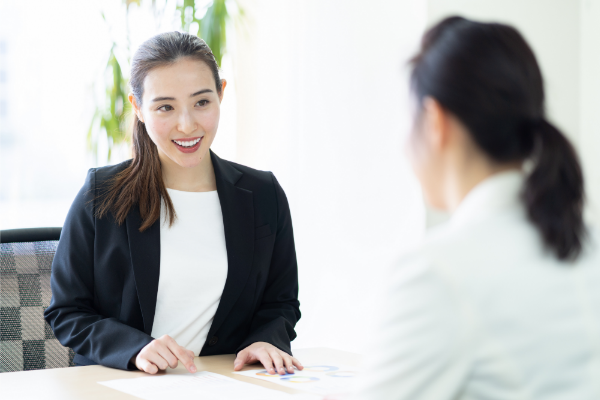 顧客との打ち合わせを行う女性担当者