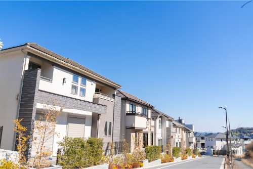 晴れた空と住宅街